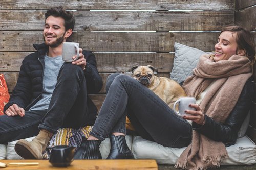 Chic gekleidet mit Jeans im Café