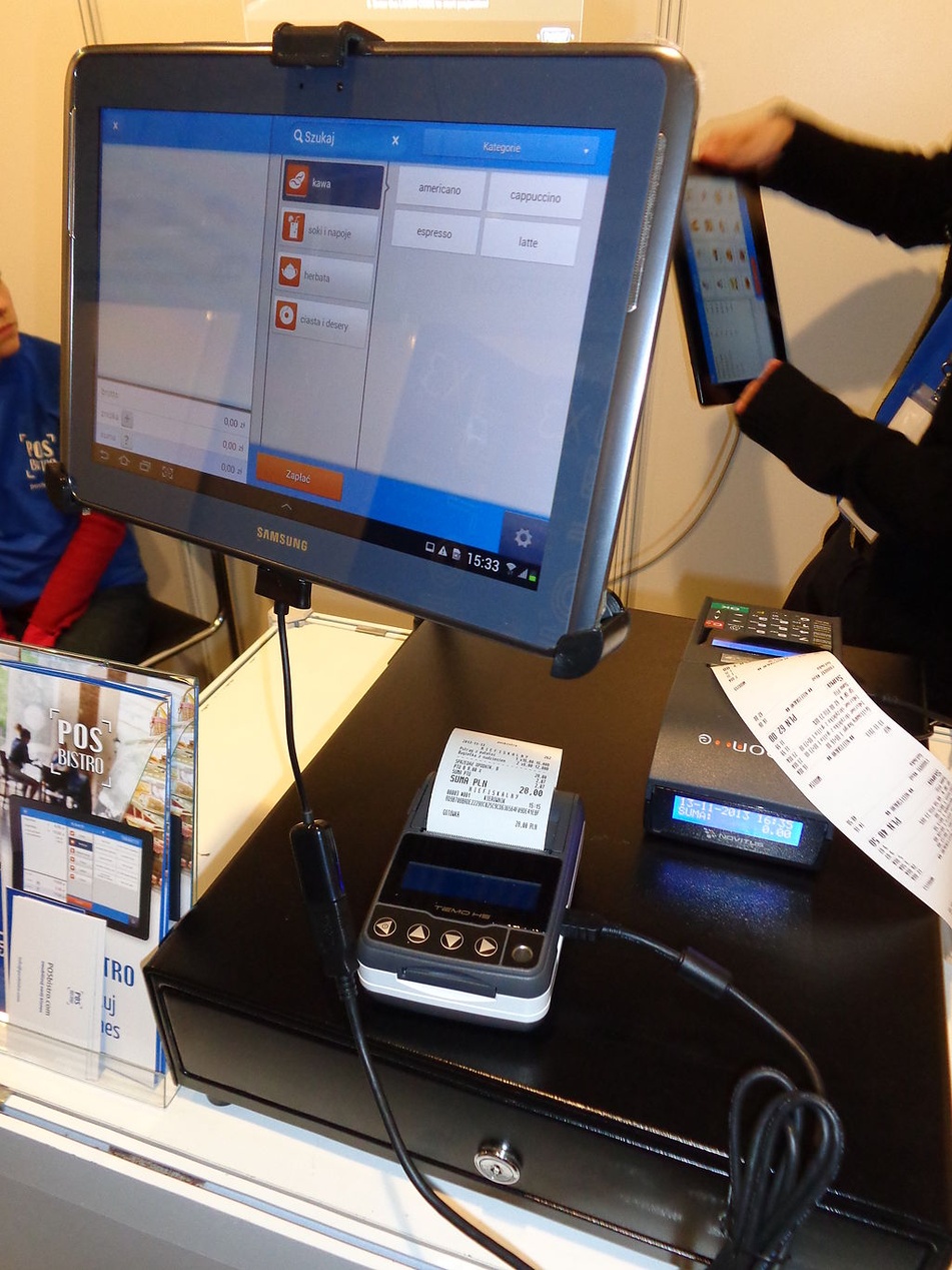 Ein modernes Kassensystem auf einem Tablet, das verschiedene Kaffeeoptionen anzeigt und die digitale Verwaltung von Bestellungen und Lagerbeständen demonstriert.
